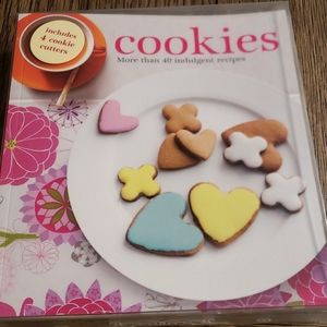 Cookies recipe book and (4) cookie cutters